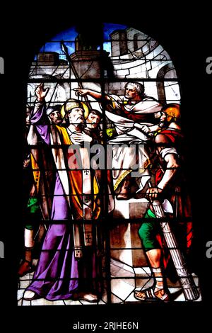Buntglasfenster mit christlichen Themen in der Kirche Saint Cornely in Carnac in der Bretagne Stockfoto