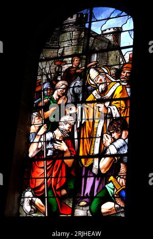 Buntglasfenster mit christlichen Themen in der Kirche Saint Cornely in Carnac in der Bretagne Stockfoto