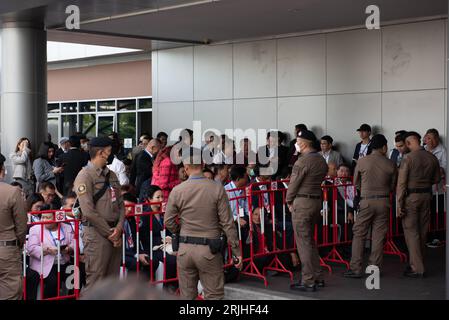 Bangkok, Thailand. August 2023. Polizeibeamte sind für die Sicherheit verantwortlich, bevor Thailands ehemaliger Premierminister Thaksin Shinawatra nach 17 Jahren im Exil ins Ausland am Don Mueang International Airport ankommt. (Foto: Teera Noisakran/Pacific Press) Credit: Pacific Press Media Production Corp./Alamy Live News Stockfoto