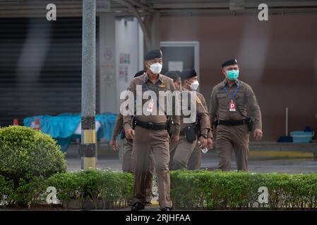 Bangkok, Thailand. August 2023. Polizeibeamte sind für die Sicherheit verantwortlich, bevor Thailands ehemaliger Premierminister Thaksin Shinawatra nach 17 Jahren im Exil ins Ausland am Don Mueang International Airport ankommt. (Foto: Teera Noisakran/Pacific Press) Credit: Pacific Press Media Production Corp./Alamy Live News Stockfoto