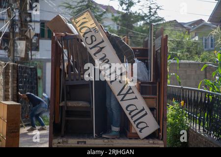 August 2023, Srinagar, Jammu und Kaschmir, Indien: Mitarbeiter von „Kashmir Walla“ laden Möbel und andere damit zusammenhängende Gegenstände in einen Ladungsträger, während sie ihr Büro in Srinagar verlassen, da ihnen vom Vermieter einen Tag nach der Sperrung ihrer Website und Social Media-Handles in Indien durch die indische Informationstechnologie eine Räumungsmitteilung zugestellt wurde Act, 2000, laut einer von der Nachrichtenagentur veröffentlichten Erklärung. „Die Kaschmir-Walla“ ist eine prominente unabhängige Nachrichtenwebsite mit Sitz in Kaschmir, die 2009 von dem Gründer und Herausgeber Fahad Shah gegründet wurde, der derzeit 18 Monate im Gefängnis sitzt Stockfoto