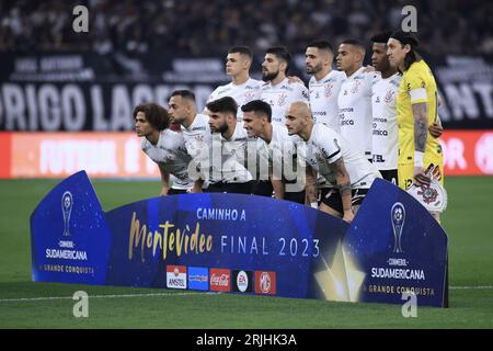 Sao Paulo, Brasilien. August 2023. SP - SAO PAULO - 08/22/2023 - COPA SUL-AMERICANA 2023, CORINTHIANS X ESTUDIANTES - Corinthians Spieler posieren für ein Foto vor dem Spiel gegen Estudiantes im Arena Corinthians Stadion für die Copa Sudamericana 2023 Meisterschaft. Foto: Marcello Zambrana/AGIF/SIPA USA Credit: SIPA USA/Alamy Live News Stockfoto