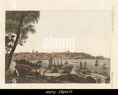 Blick auf die Stadt Sydney, New South Wales, Australien, 1808. Mit 250 Häusern, Aussichtsturm, Windmühlen, Vizegouverneur William Patersons botanischem Garten und Schiffen im Hafen. Im Vordergrund zünden die Eora (Yura)-Aborigines ein Feuer an und die Seeleute lagern in Zelten am Ufer. VUE de la ville de Sidney, Nouvelle-Hollande. Kopiert von Illustrationen von Charles Alexander Lesueur und Nicolas-Martin Petit in Francois Perons Voyage, 1807. Handkolorierter Kupferstich aus Carl Bertuchs Bilderbuch fur Kinder, Weimar, 1813. Eine 12-bändige Enzyklopädie für Kinder Stockfoto