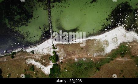 Von oben nach unten: Blick auf die schwedische Küste an der Ostsee. Blick aus der Vogelperspektive auf eine felsige Küste mit wunderschönem klarem Meer und Wiesen an einem sonnigen Tag Stockfoto
