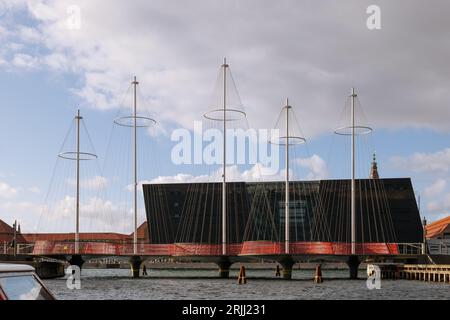 Außenansicht des Kanals an der Fußgänger- und Fahrradbrücke, fünf Kreise Fußgängerbrücke, am Hafen von Christianshavn. Stockfoto