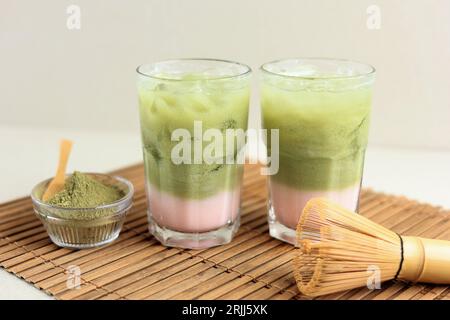 Zwei Glas Kaltmatcha Latte in einem hohen Glas mit Erdbeermilch Stockfoto