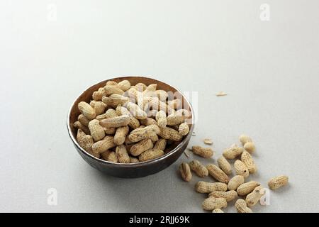 Geröstete Erdnuss auf Keramikschale, beliebt als Kacang ASIN oder gesalzene geröstete Erdnuss Stockfoto