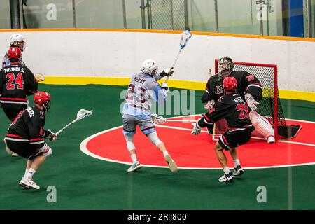 Edmonton, Kanada. August 2023. Calgary Mountaineers (blau/grau) will McKay (23) schießt auf Burlington Blaze (schwarz/rot) Torwart Deacon Knott (30) in der Minto Cup Day 2 Action zwischen Calgary Mountaineers und den Burlington Blaze in der Bill hinter Arena. Calgary Mountaineers vs Burlington Blaze, 6:8 Credit: SOPA Images Limited/Alamy Live News Stockfoto