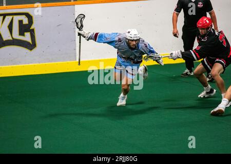 Edmonton, Kanada. August 2023. Calgary Mountaineers (blau/grau) Lukas Olsson (2) arbeitet um Burlingtons (schwarz/rot) Hayden Hiltz (26) in der Minto Cup Day 2 Action zwischen Calgary Mountaineers und den Burlington Blaze in der Bill hinter Arena.Calgary Mountaineers vs Burlington Blaze, 6:8 Credit: SOPA Images Limited/Alamy Live News Stockfoto