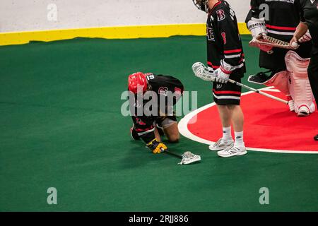 Edmonton, Kanada. August 2023. Burlington Blaze Verteidiger Jacob R Berg (25) wird durch den Ball verletzt, nachdem er am zweiten Tag des Minto Cup zwischen Calgary Mountaineers und den Burlington Blaze in der Bill hinter Arena getroffen wurde. Calgary Mountaineers vs Burlington Blaze, 6:8 Credit: SOPA Images Limited/Alamy Live News Stockfoto