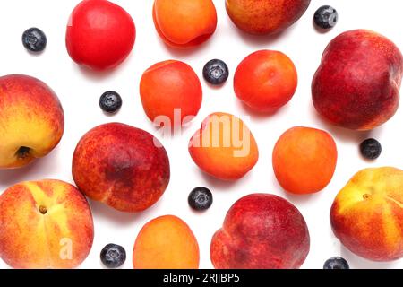 Zusammensetzung mit Reifen Aprikosen, Nektarinen und Blaubeeren auf weißem Hintergrund Stockfoto