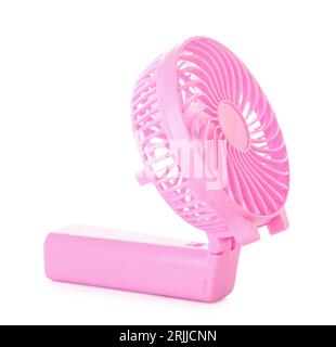 Kleiner rosafarbener Elektroventilator auf weißem Hintergrund Stockfoto