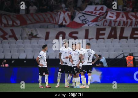 Sao Paulo, Brasilien. August 2023. SP - SAO PAULO - 08/22/2023 - COPA SUL-AMERICANA 2023, CORINTHIANS X ESTUDIANTES - Corinthians Spieler feiern ihren Sieg am Ende des Spiels gegen Estudiantes im Arena Corinthians Stadion für die Copa Sudamericana 2023 Meisterschaft. Foto: Ettore Chiereguini/AGIF/SIPA USA Credit: SIPA USA/Alamy Live News Stockfoto