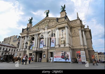 Nicht exklusiv: LEMBERG, UKRAINE - 21. AUGUST 2023 - Plakate, die den Abenteuerfilm Dovbush bewerben, schmücken die Fassade der Solomiya Krushelnytska Lviv Stockfoto