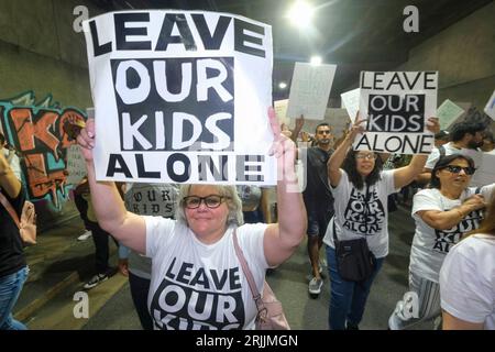 Los Angeles, Kalifornien, USA. August 2023. Unterstützer von Elternrechten und Benachrichtigungspolitik in Schulen marschieren am 22. August 2023 durch die Innenstadt von Los Angeles. (Bild: © Ringo Chiu/ZUMA Press Wire) NUR REDAKTIONELLE VERWENDUNG! Nicht für kommerzielle ZWECKE! Stockfoto