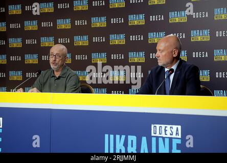 Nicht exklusiv: ODESA, UKRAINE - 21. AUGUST 2023 - Minister von Defenñe der Ukraine Oleksii Reznikov (L) und Verteidigungsminister der Republik Bulga Stockfoto