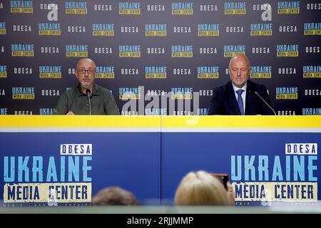 Nicht exklusiv: ODESA, UKRAINE - 21. AUGUST 2023 - Minister von Defenñe der Ukraine Oleksii Reznikov (L) und Verteidigungsminister der Republik Bulga Stockfoto