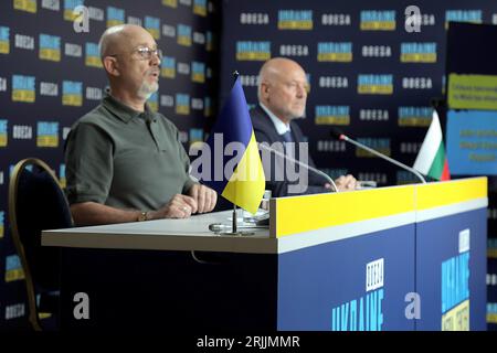 Nicht exklusiv: ODESA, UKRAINE - 21. AUGUST 2023 - Minister von Defenñe der Ukraine Oleksii Reznikov (L) und Verteidigungsminister der Republik Bulga Stockfoto