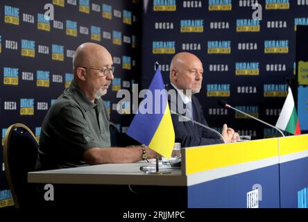 Nicht exklusiv: ODESA, UKRAINE - 21. AUGUST 2023 - Minister von Defenñe der Ukraine Oleksii Reznikov (L) und Verteidigungsminister der Republik Bulga Stockfoto