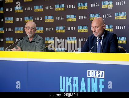 Nicht exklusiv: ODESA, UKRAINE - 21. AUGUST 2023 - Minister von Defenñe der Ukraine Oleksii Reznikov (L) und Verteidigungsminister der Republik Bulga Stockfoto