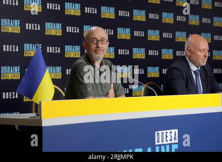 Nicht exklusiv: ODESA, UKRAINE - 21. AUGUST 2023 - Minister von Defenñe der Ukraine Oleksii Reznikov (L) und Verteidigungsminister der Republik Bulga Stockfoto