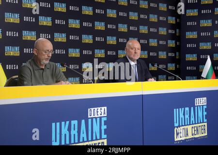 Nicht exklusiv: ODESA, UKRAINE - 21. AUGUST 2023 - Minister von Defenñe der Ukraine Oleksii Reznikov (L) und Verteidigungsminister der Republik Bulga Stockfoto