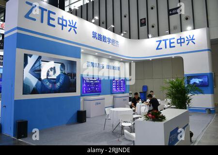 NANJING, CHINA - 23. AUGUST 2023 - Foto aufgenommen am 23. August 2023 zeigt den ZTE-Ausstellungsbereich bei den China (Nanjing) International Software Products Stockfoto