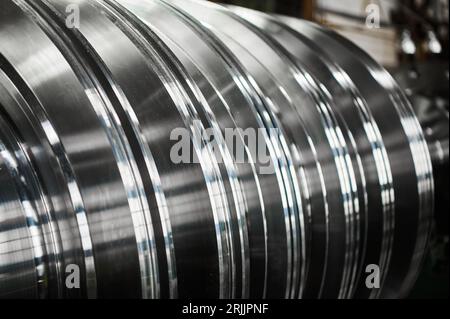 Schacht der Dampfturbine mit Fichtenblatt-Befestigung am Werk Stockfoto