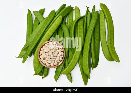 Schwertbohnen mit frischem Gemüse auf weißem Hintergrund Stockfoto