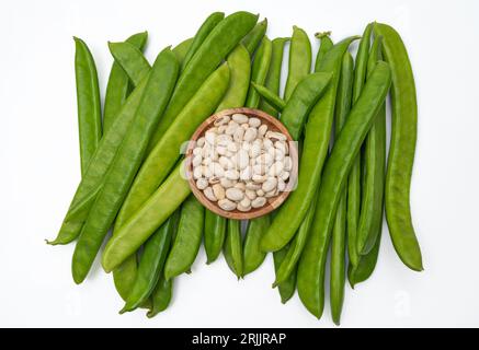 Schwertbohnen mit frischem Gemüse auf weißem Hintergrund Stockfoto