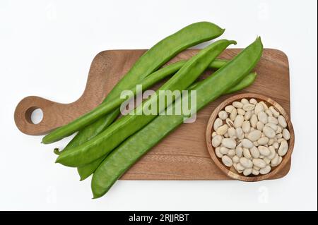 Schwertbohnen mit frischem Gemüse auf weißem Hintergrund Stockfoto