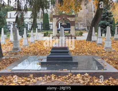 Chisinau, Moldau - 30. Oktober 2022 Grabstein auf dem Friedhof im Herbst. Stockfoto