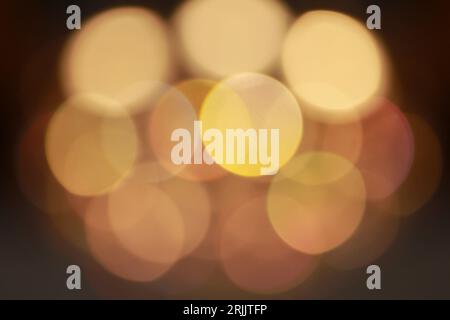 Bokeh hell, goldgelbe Kreise, das Aussehen vieler verschwommener Seiten. Stockfoto