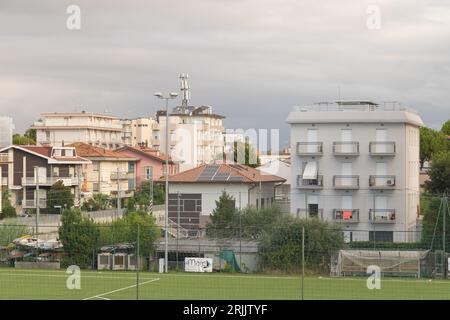 Rimini, Italien - 5. August 2023 Blick auf eine Stadt von Rimini vom Balkon aus fotografiert. Stockfoto