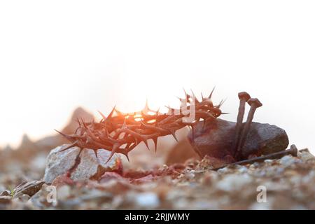 Passionswoche und Fastenzeit-Konzept mit Dornenkrone und Nägeln, die das Opfer und die Leidenschaft Jesu Christi und die Kreuzigung und das Rot symbolisieren Stockfoto