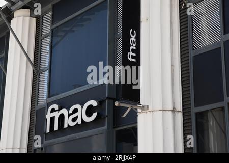 Pau, Frankreich - 08 17 2023 : Fnac Markenshop Logo und Textschild Front Fassadengeschäft elektronische Kulturschilder Einzelhändler in Frankreich Stockfoto