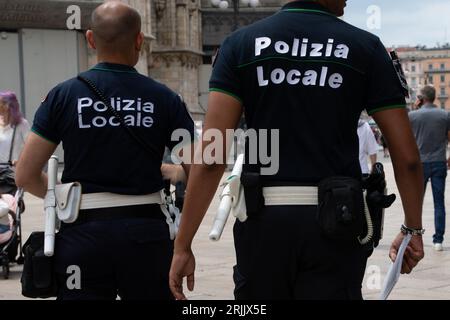 Mailand, Italien - 08 17 2023 : Polizia Lokalpolizist in der Straßenpolizei italienische Streife in der Stadtstraße Stockfoto