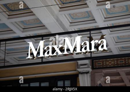 Bordeaux, Frankreich - 08 19 2023 : max Mara Chain Logo Markengeschäft und Textschild Boutique Frauen Mädchen Kleidung und Accessoires Shop Fassadenfenster Stockfoto