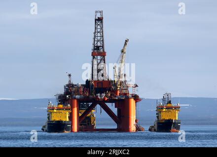 Dateifoto vom 15/02/2016 der Ölplattform Stena Spey wird mit Schleppbooten unter anderen Rigs bewegt, die im Cromarty Firth bei Invergordon in den schottischen Highlands zurückgelassen wurden. Shell und BP gehören zu 12 Ölfirmen, denen wegen der Menge an erneuerbarer und kohlenstoffarmer Energie, die sie produzieren, Greenwashing vorgeworfen wurde. Die von Greenpeace in Auftrag gegebene Forschung analysierte die Jahresberichte der britischen Giganten fossiler Brennstoffe für 2022, zusammen mit zehn weiteren europäischen Unternehmen. In dem Bericht wurde die von den Unternehmen erzeugte Menge an erneuerbarem Strom mit der von ihnen pro Jahr erzeugten Menge an Energie verglichen Stockfoto