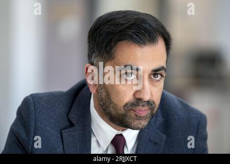 Aktenfoto vom 30/05/2023, auf dem der erste Minister Humza Yousaf Studenten während eines Besuchs auf dem Castlebrae Community Campus in Edinburgh traf, um zu erfahren, wie die schottische Kinderzahlung zur Bekämpfung der Kinderarmut beiträgt. Armutskämpfer haben Humza Yousaf davor gewarnt, sein Versprechen, die Armut zu "beseitigen", während seiner Zeit als erster Minister einzulösen. Ausgabedatum: Mittwoch, 23. August 2023. Stockfoto