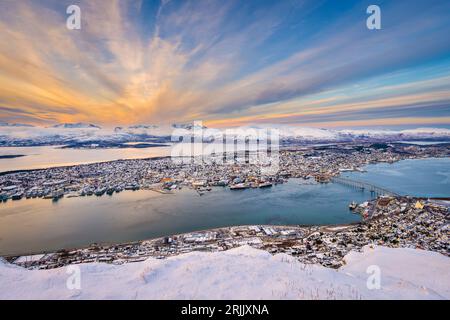 Blick auf den Sonnenuntergang im Winter in Tromso, Norwegen Stockfoto