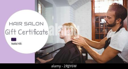 Komposit aus Friseur-Geschenkgutschein-Text über kaukasischen männlichen Friseur mit weiblichen Klienten Stockfoto