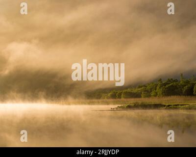 Nebel am frühen Morgen über dem Brothers Water Lake, im Seenviertel, Cumbria, England, Großbritannien Stockfoto