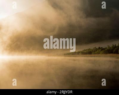 Nebel am frühen Morgen über dem Brothers Water Lake, im Seenviertel, Cumbria, England, Großbritannien Stockfoto