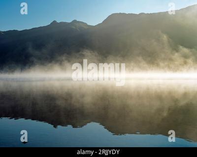 Nebel am frühen Morgen über dem Brothers Water Lake, im Seenviertel, Cumbria, England, Großbritannien Stockfoto