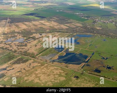 Blick auf das Wicken Fen National Nature Reserve aus der Luft mit Wicken Village im Hintergrund, Cambridgeshire, England, Großbritannien Stockfoto