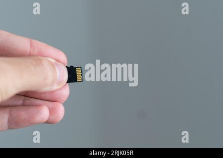 Eine Micro-sd-Karte auf einem weiblichen Finger isoliert Stockfoto