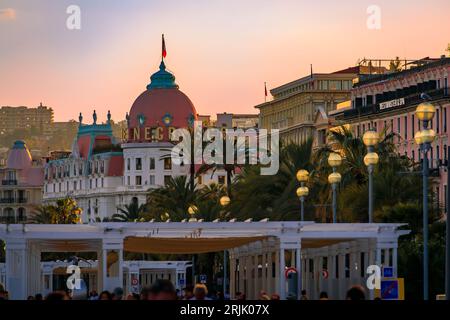Nizza, Frankreich - 25. Mai 2023: Farbenfrohe Sonnenuntergangslandschaft mit dem berühmten Luxushotel Negresco an der Promenade des Anglais, einem Symbol der französischen Riviera Stockfoto