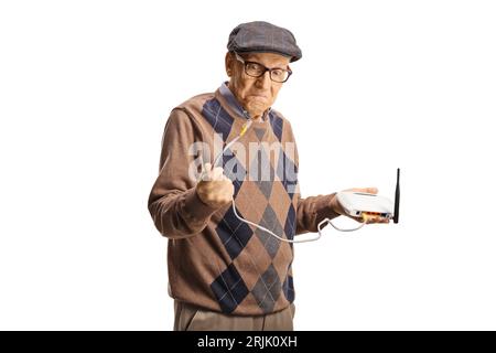 Der alte Mann, der ein Routerkabel auf weißem Hintergrund hält Stockfoto