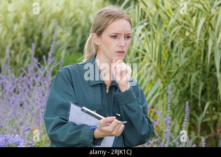 Frauenprüfliste auf dem Klemmbrett für Bio-frische Agrarprodukte Stockfoto